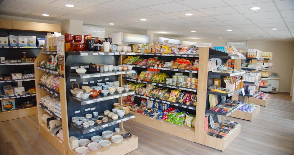 intérieur d'une épicerie japonaise avec les rayons