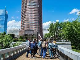 groupes de personnes en balade urbaine à Lyon
