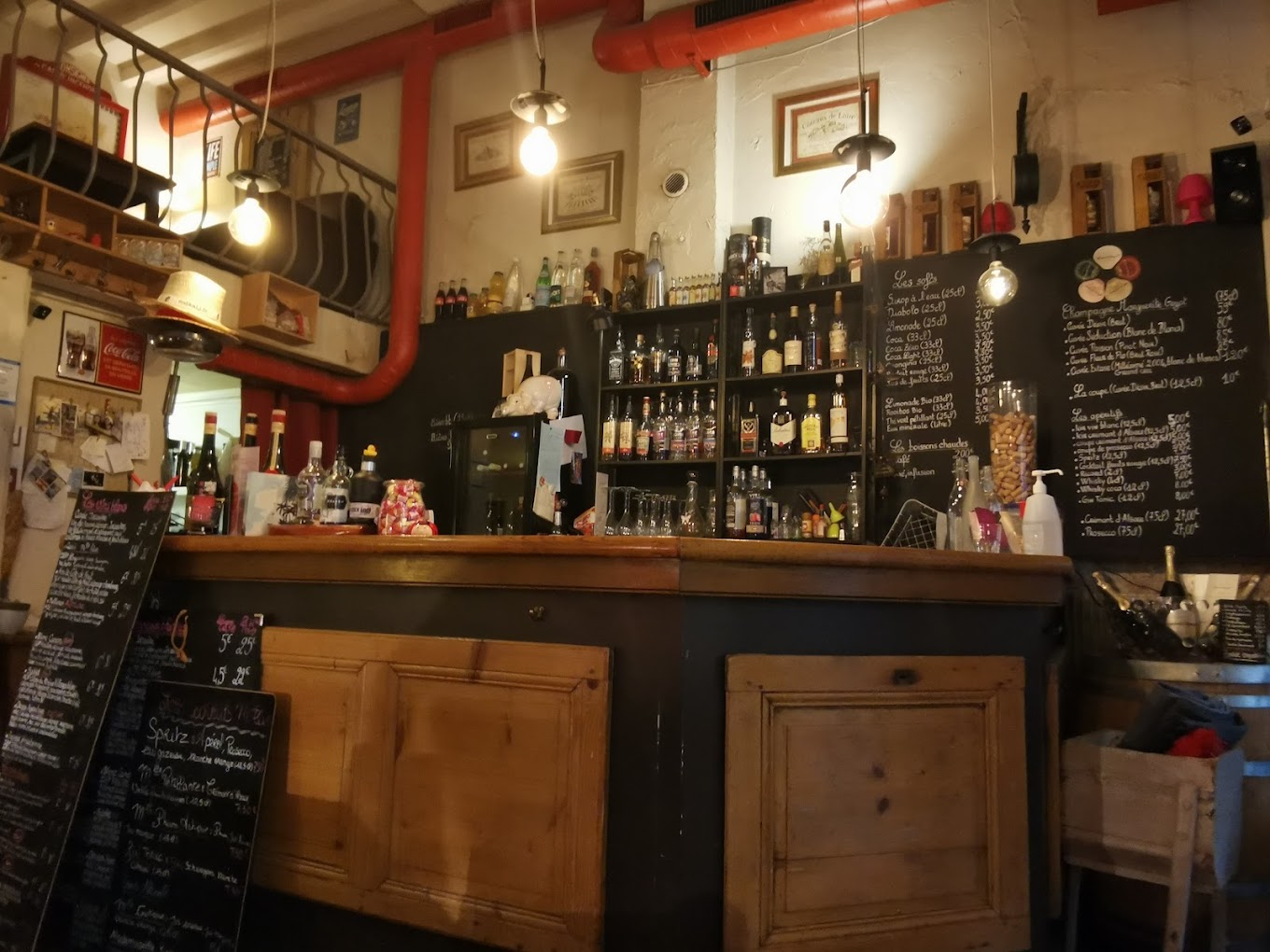 intérieur du bar Mademoiselle Rêve avec bouteille de vin derrière le comptoir