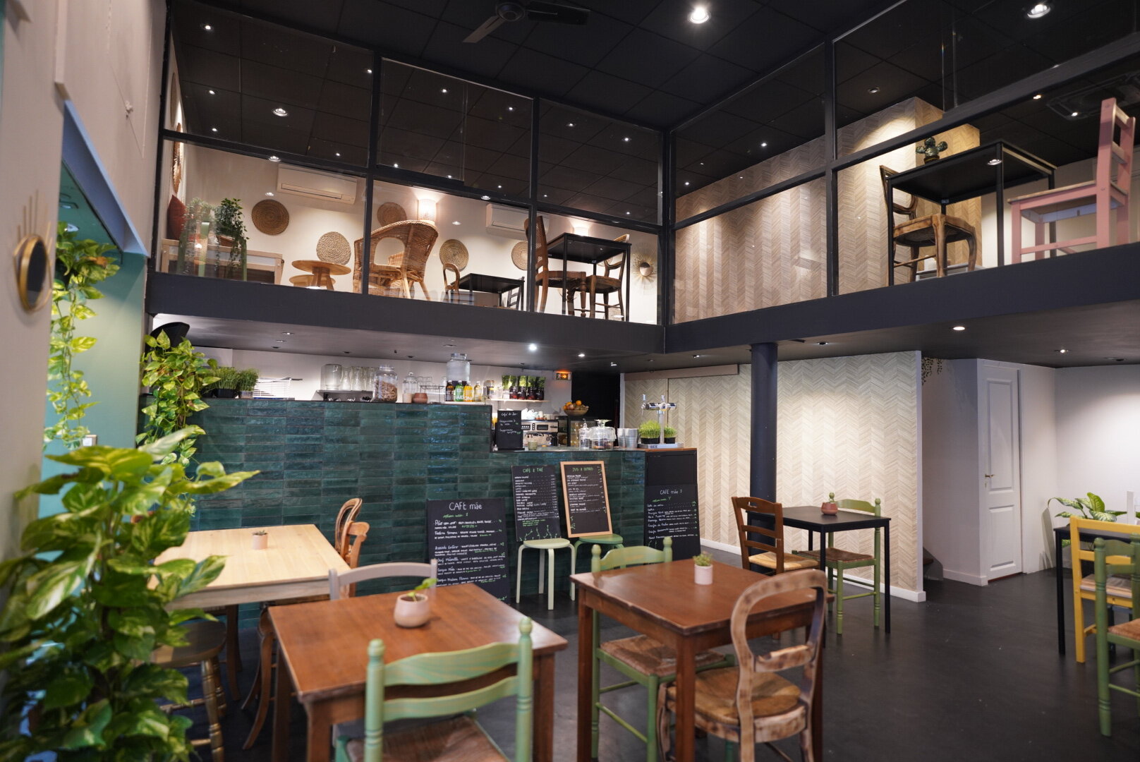 Intérieur cosy, Mezzanine et tables en bois