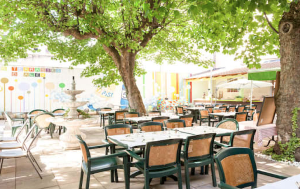 Terrasse verdoyante, grandes tables 