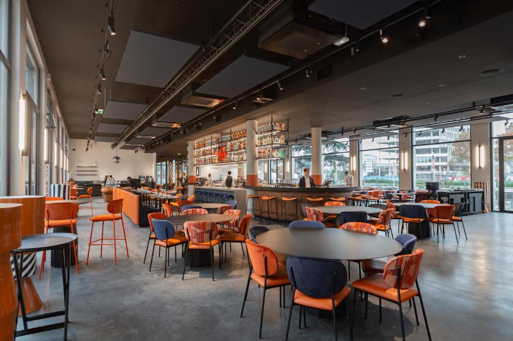 Grande salle, moderne et chic