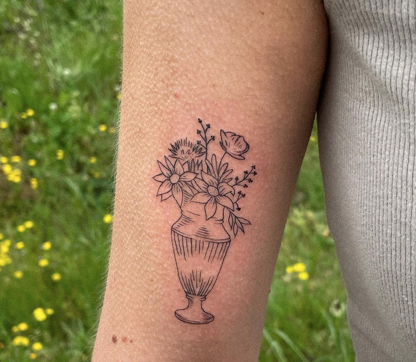 Tatoueur, tatouage fleurs sur le bras