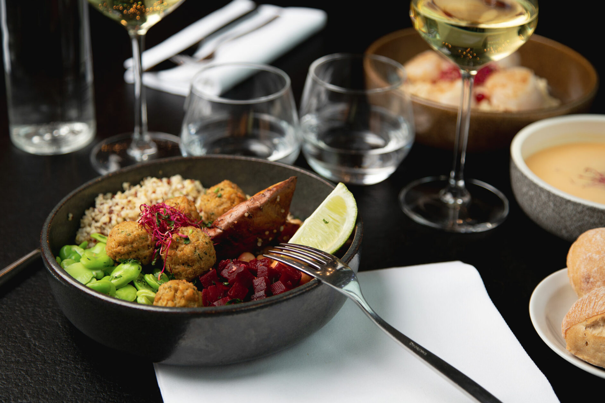 Plat, betterave, boulgour, verre de vin blanc 