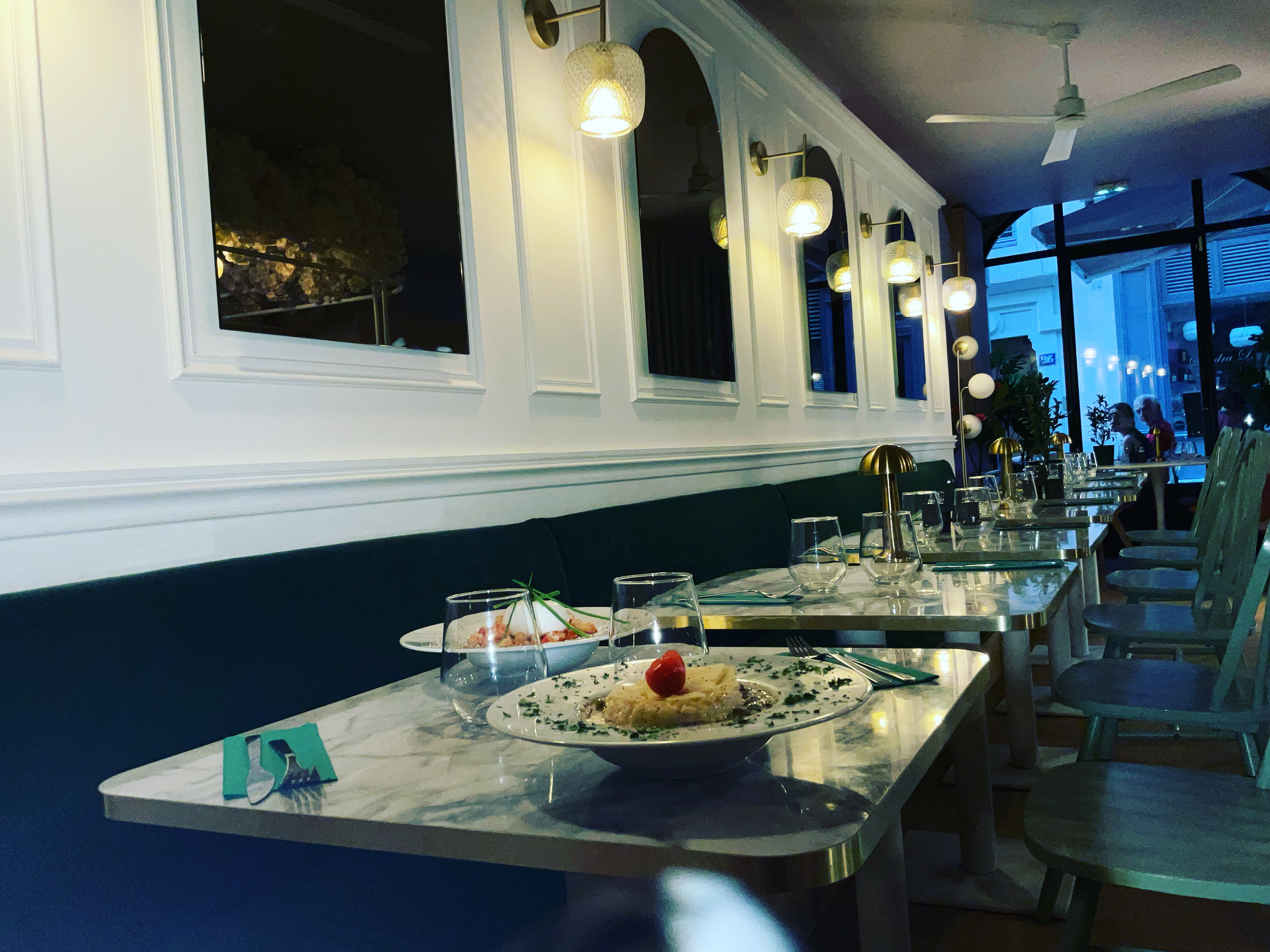 restaurant italien, banquette en velour, ambiance intimiste