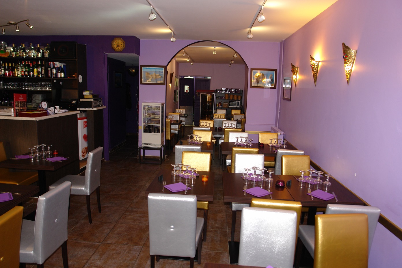 intérieur du restaurant libanais Layali Beyrouth aux couleurs violet, argent et doré