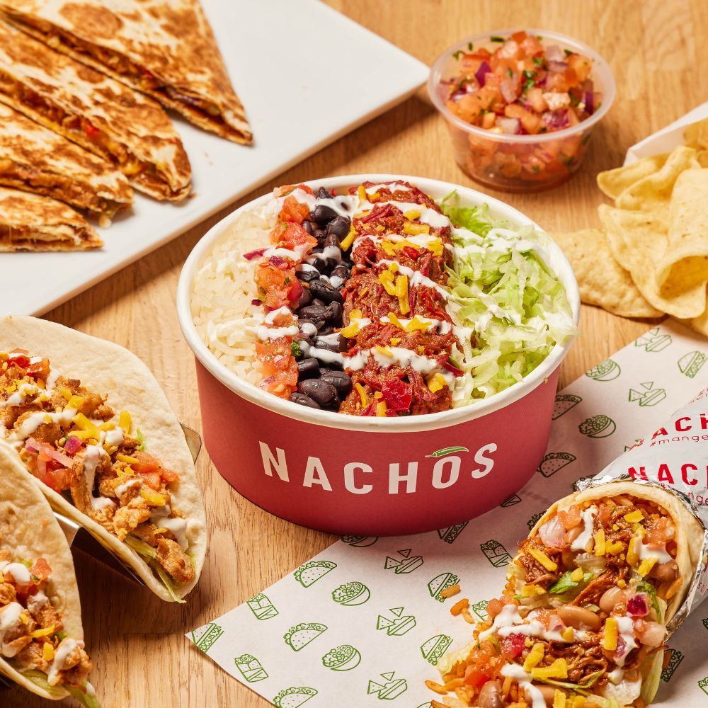 Salade garnie, tacos et nachos mexicains