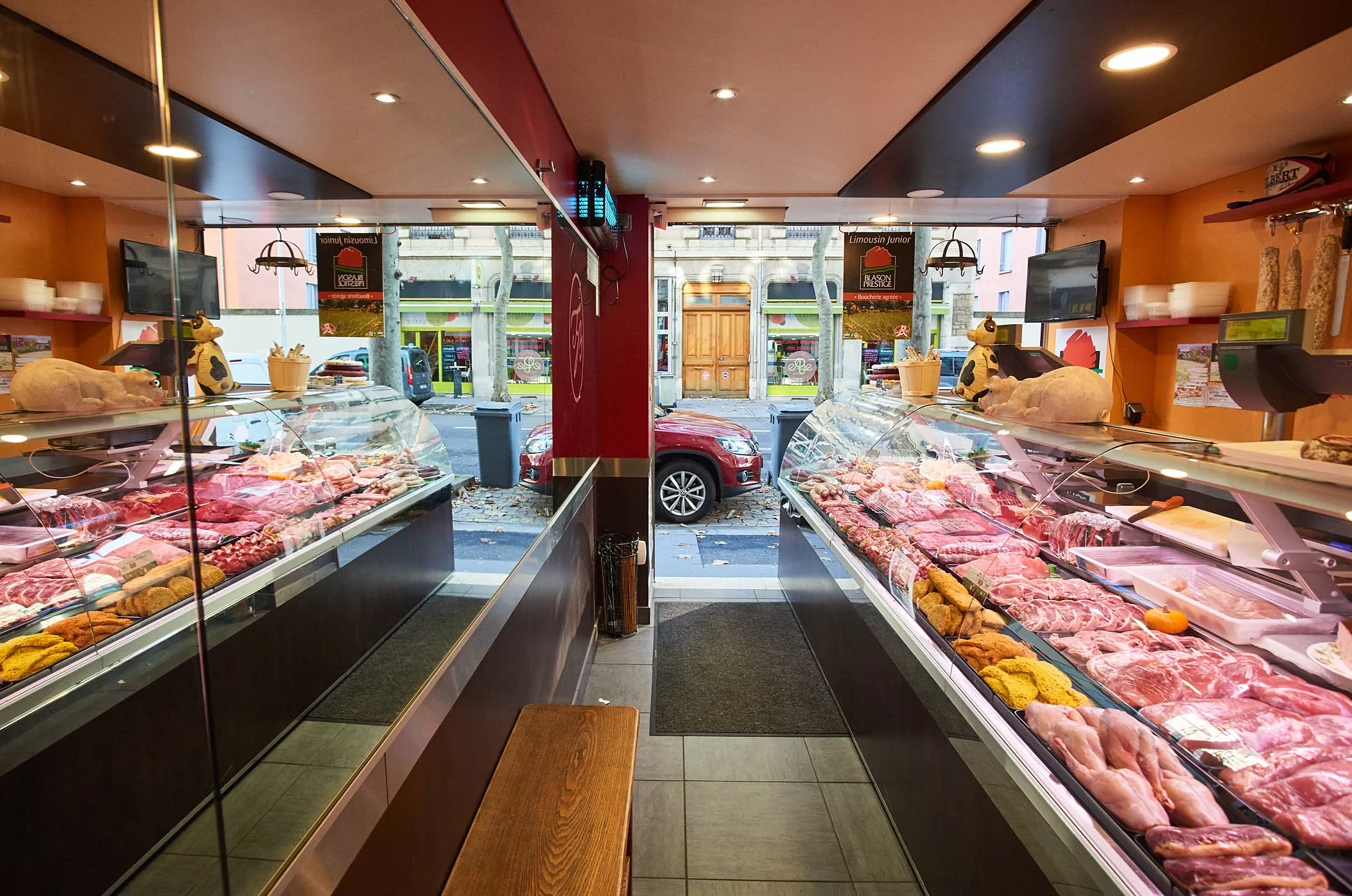 Etalage de la boucherie avec différentes viandes