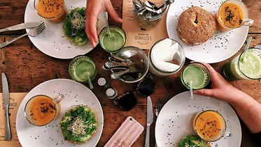 photo d'un déjeuner avec des bagels, des soupes et des jus