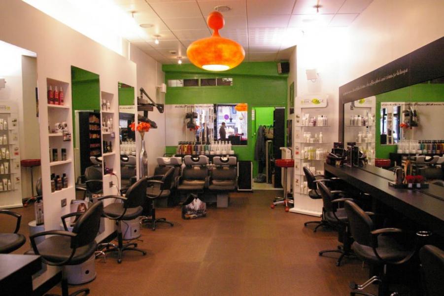 intérieur du salon de coiffure sans client