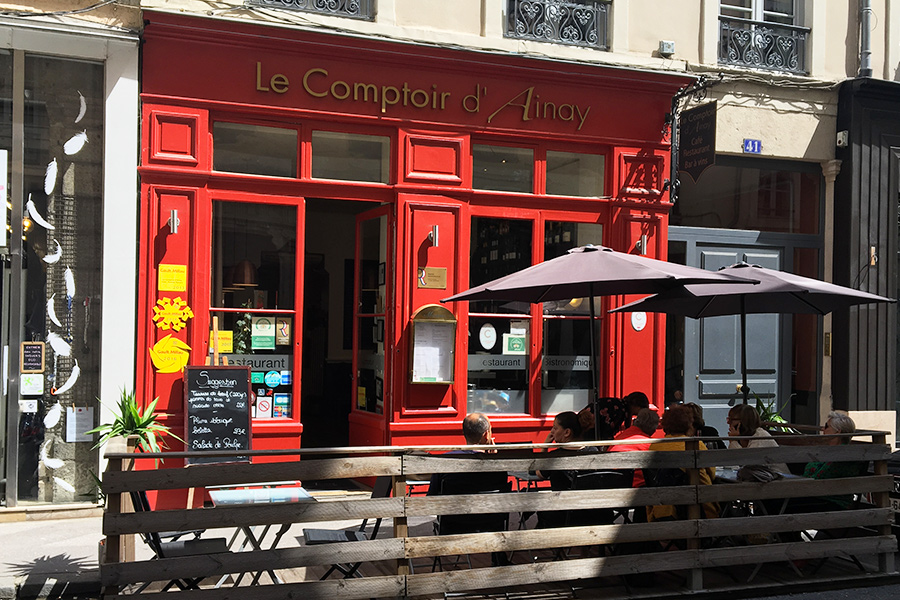 Devanture avec terrasse