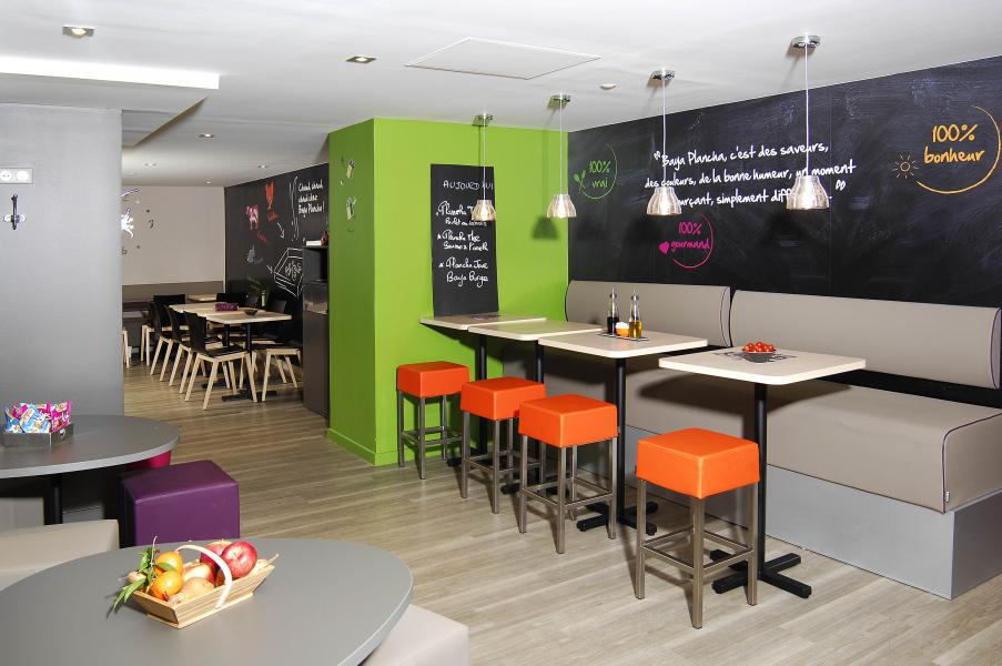 Salle coloré d'un restaurant