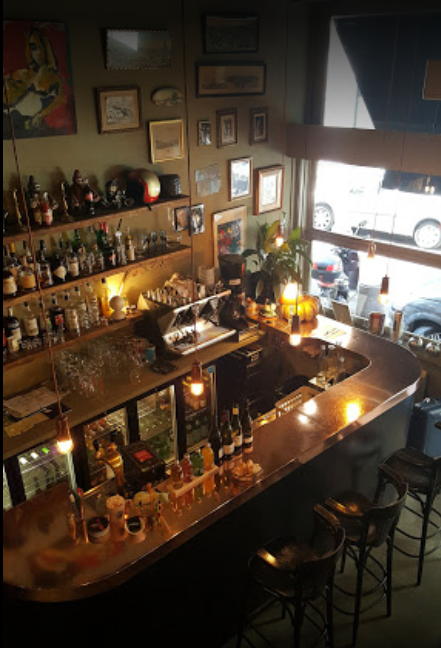 Intérieur restaurant avec bar 
