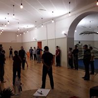 groupe de personnes pratiquant des exercices de respiration