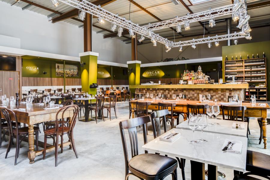 grande salle, tables dressées, chaleureux