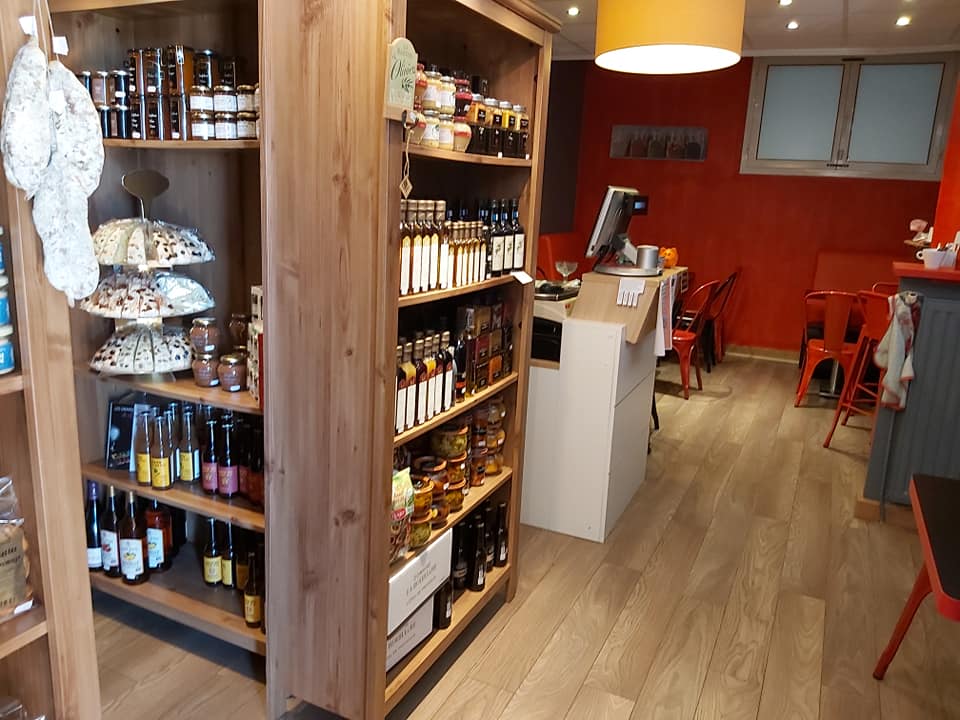intérieur du restaurant, belle cave à vin, chaise rouge