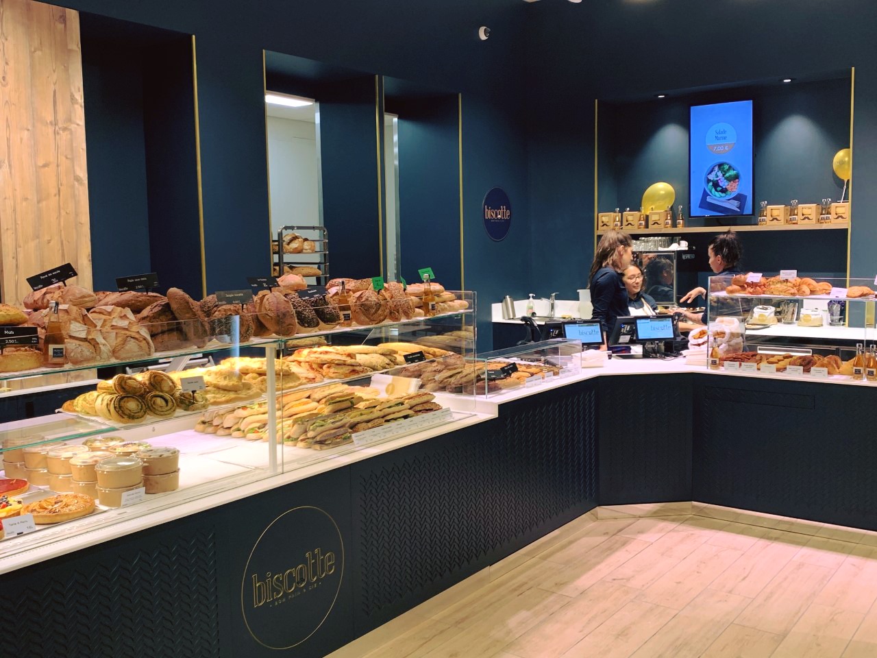 étalage de produits baguette sandwish croissant
