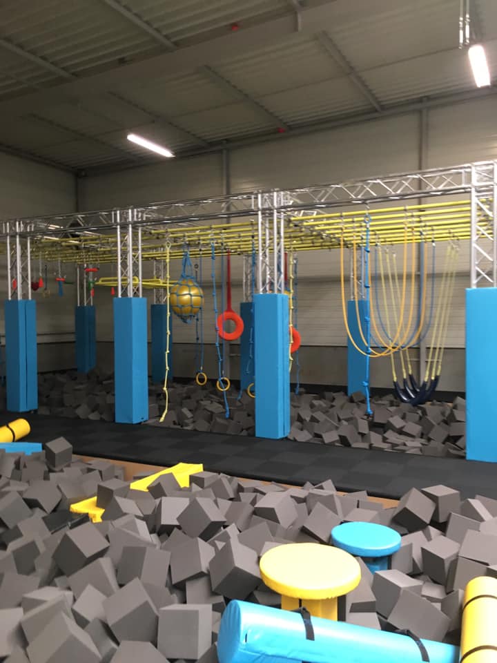 activité de parcours avec trampoline en intérieur 