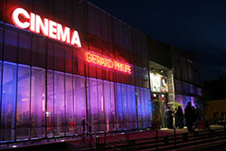 devanture cinéma, lumières violettes