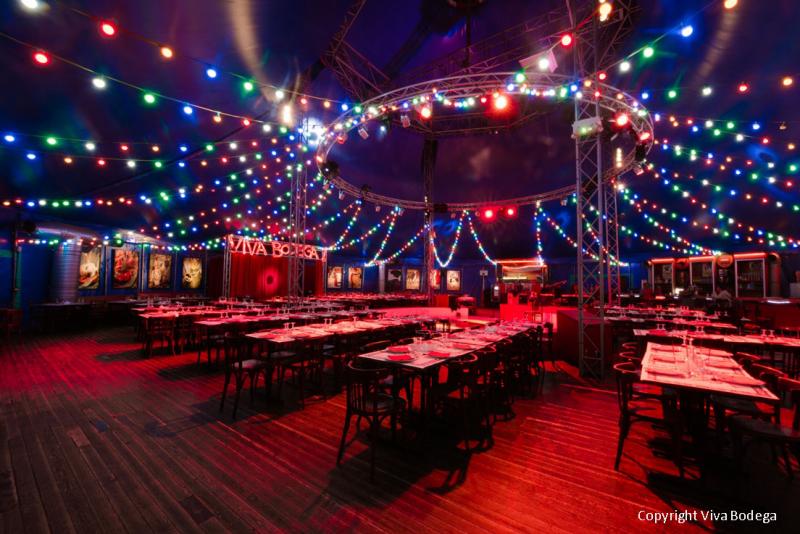 Lumières, tables, festif