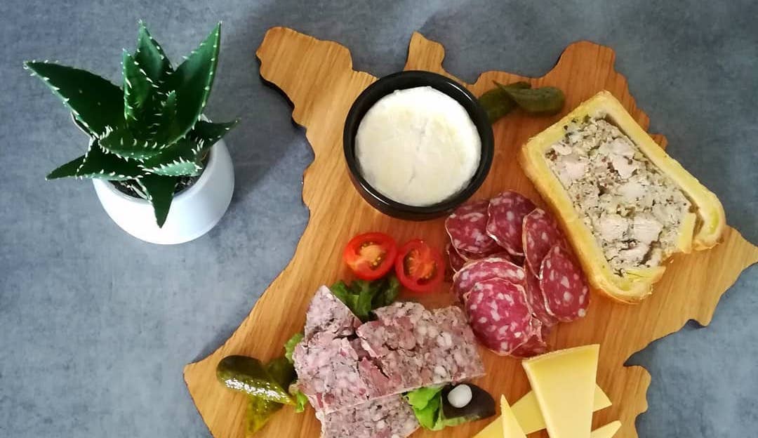 planche apéritif avec pâté en croute, saucisson et fromage