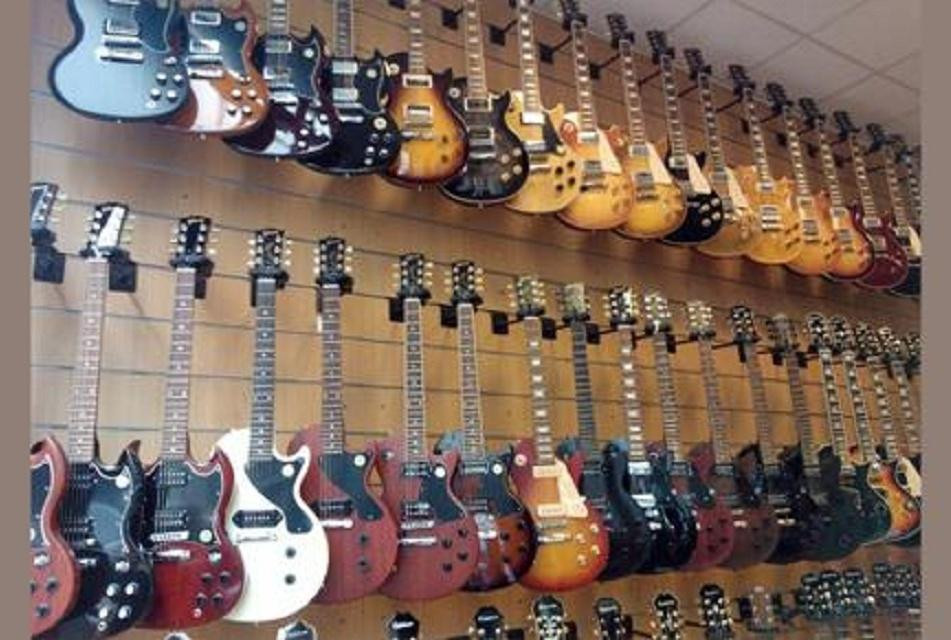 Guitare, suspension sur les murs de guitares à vendre