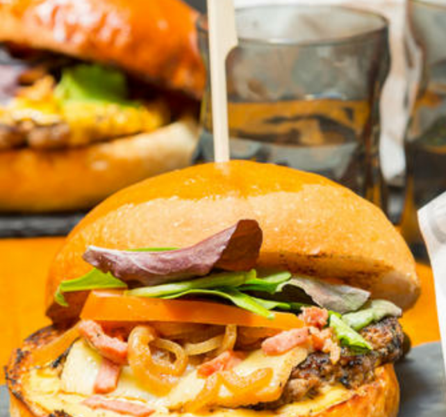 burger maison avec steak tomates salade oignon lardons et fromage