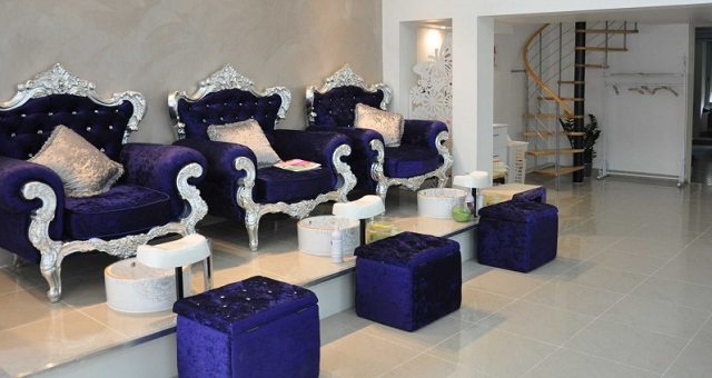 fauteuils confortables dans le salon manucure