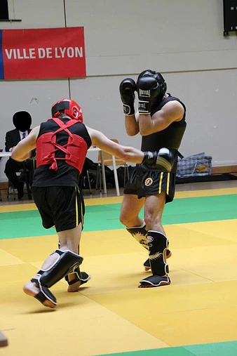 deux combattants sur des tapis
