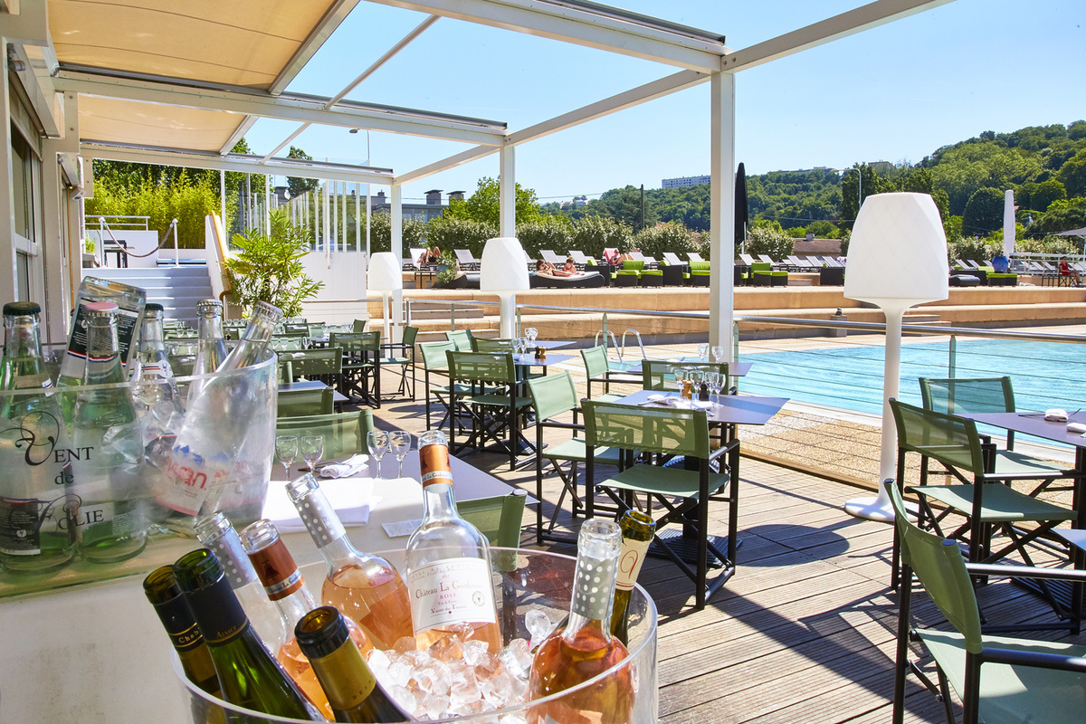 Une terrasse d'un restaurant avec piscine