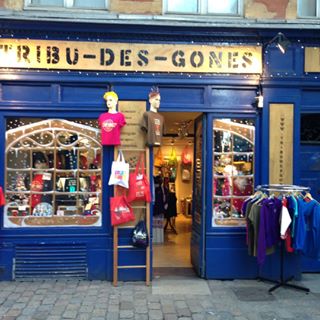 devanture bleu roi bien achalandée 
