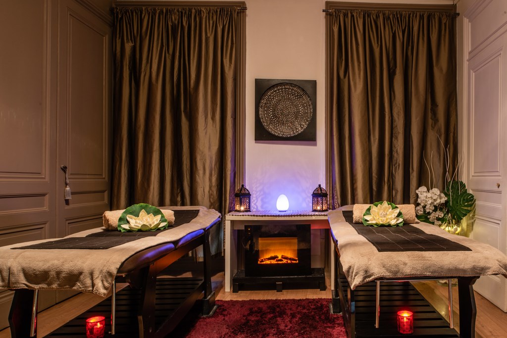 salle avec deux lits de massage