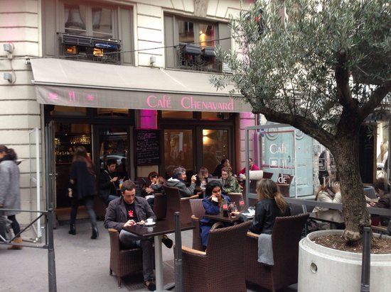 Terrasse extérieure spacieuse avec un olivier 