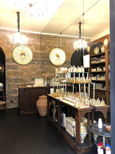 exposition de produits de santa maria novella