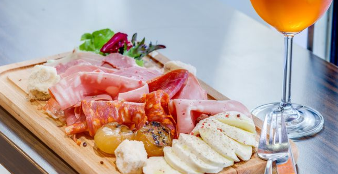 Planche apéro avec charcuterie et fromage
