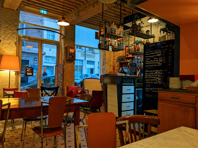 tables colorées, nappes, convivial
