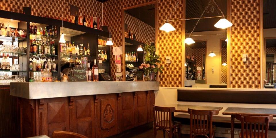 bar vintage, banquettes et lumières tamisées