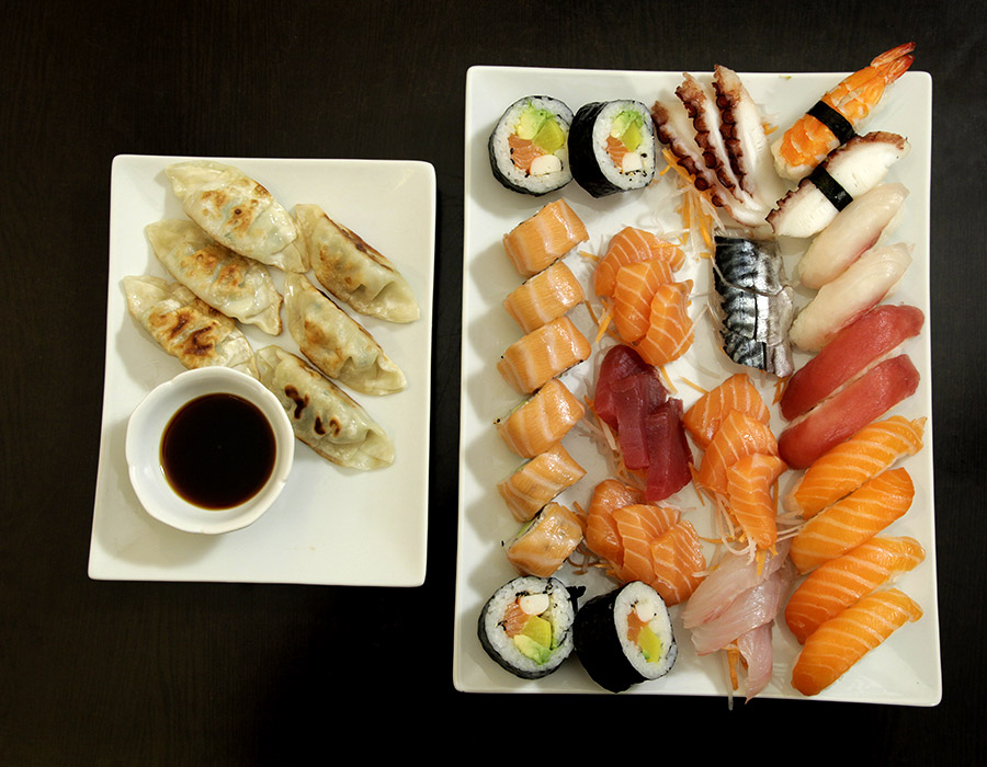 assiette de sushi et gyoza