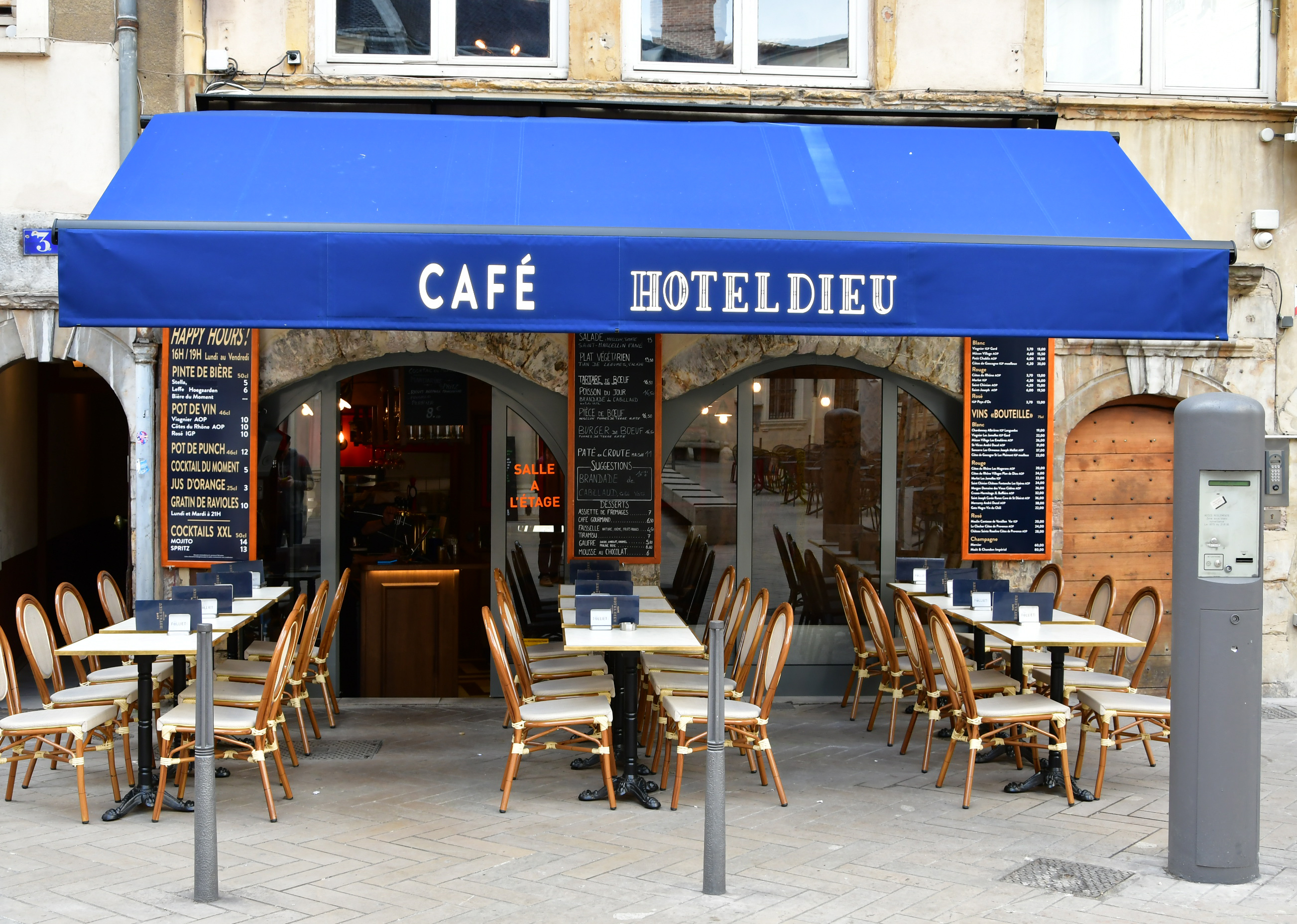 Devanture, terrasse sympa
