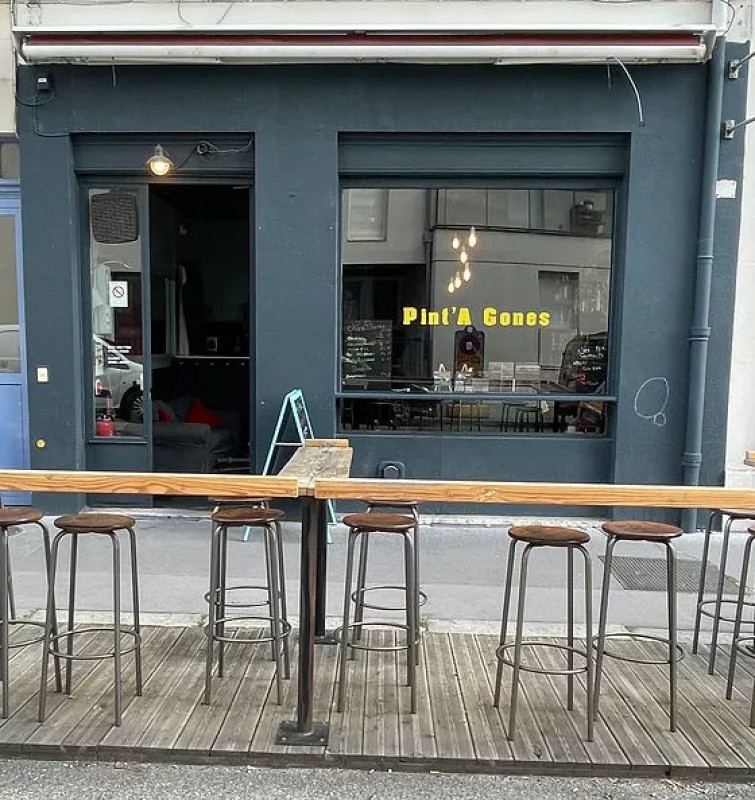 Bar à bières artisanales, terrasse en bois