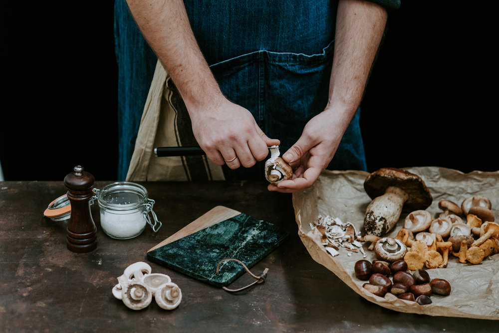 Chef traiteur préparant une recette à base de champignons et de marrons