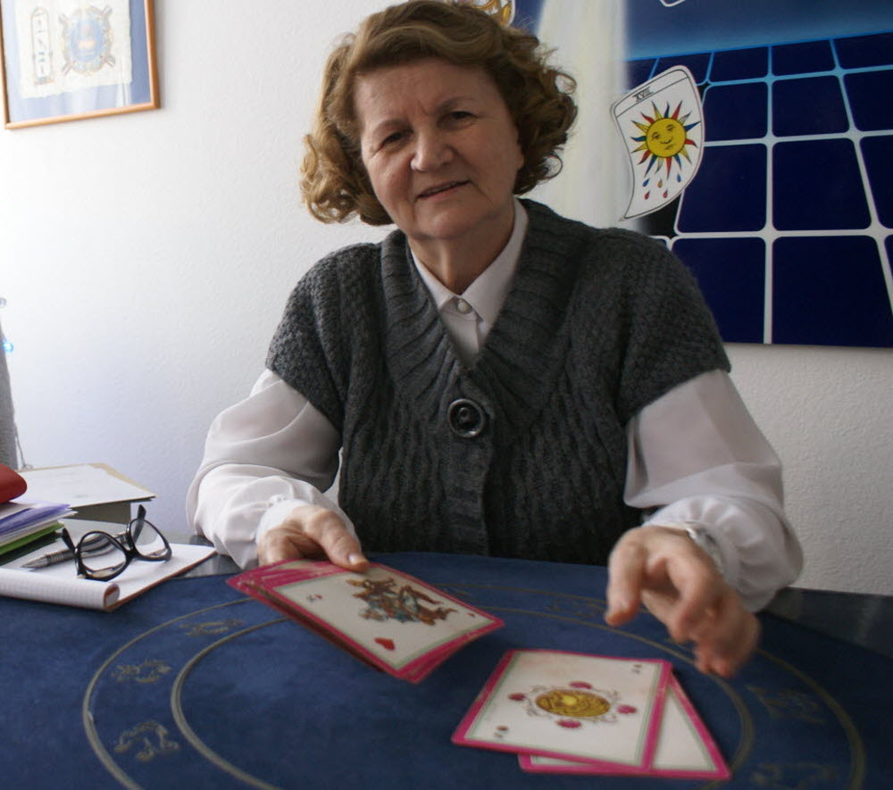 suzanne tire les cartes pour prédire votre futur
