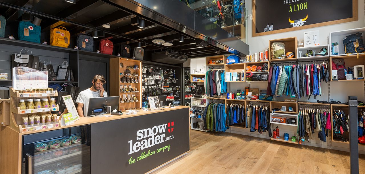 intérieur boutique avec matériel d'équipement sportif extérieur
