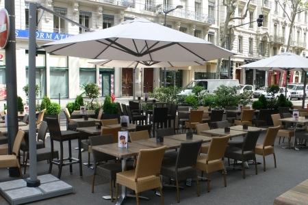terrasse avec parasol blanc dans lyon