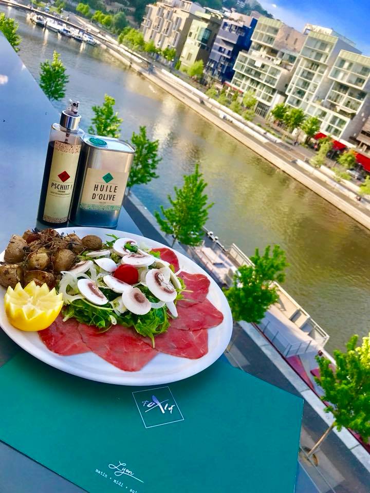 Un plat italien en terrasse ensoleillé