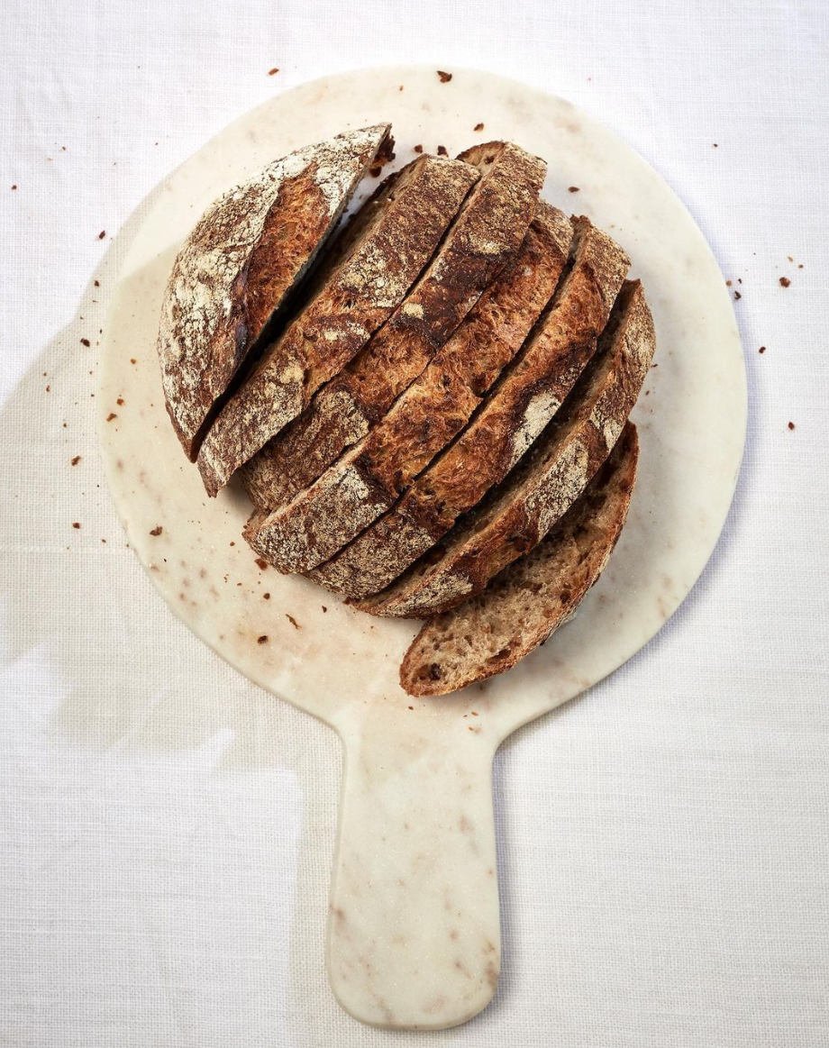 Pain de boulangerie sur planche
