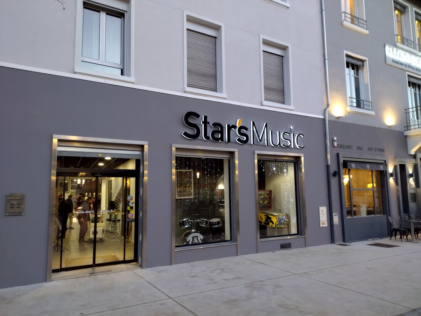Devanture magasin d'instruments de musique