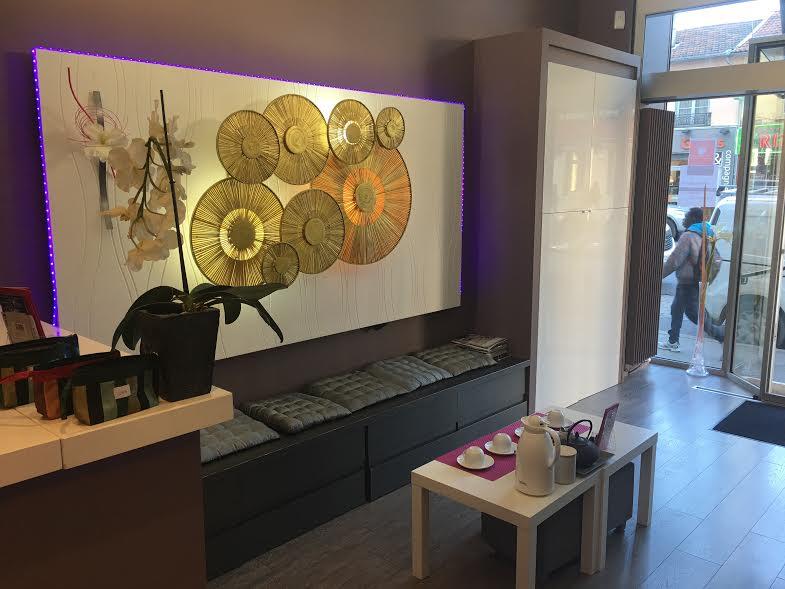 salle d'attente spa avec thé offert