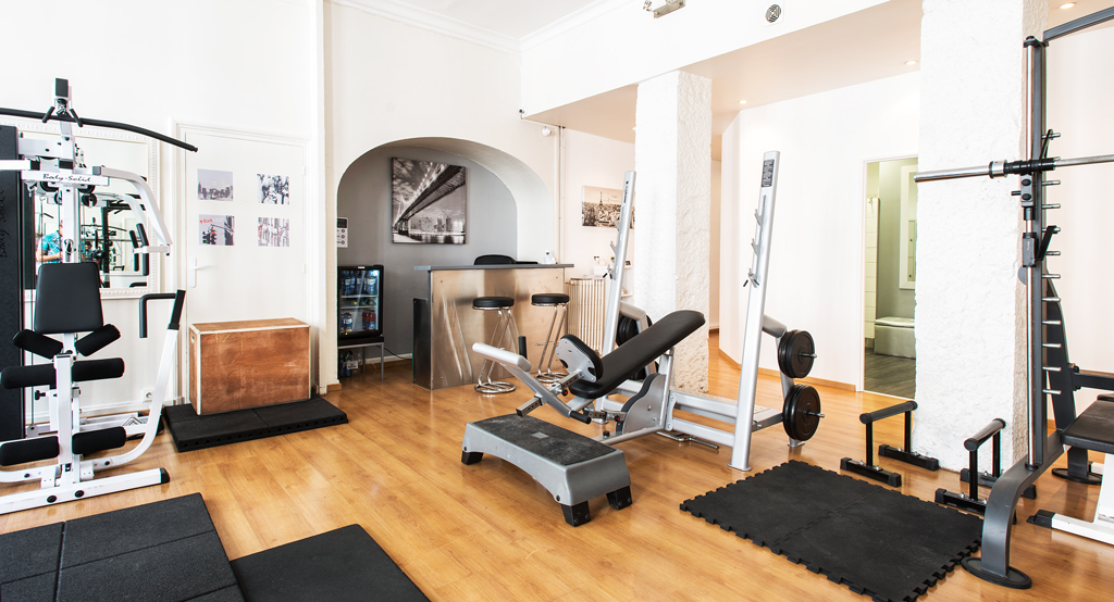 intérieur d'une salle de sport avec machines