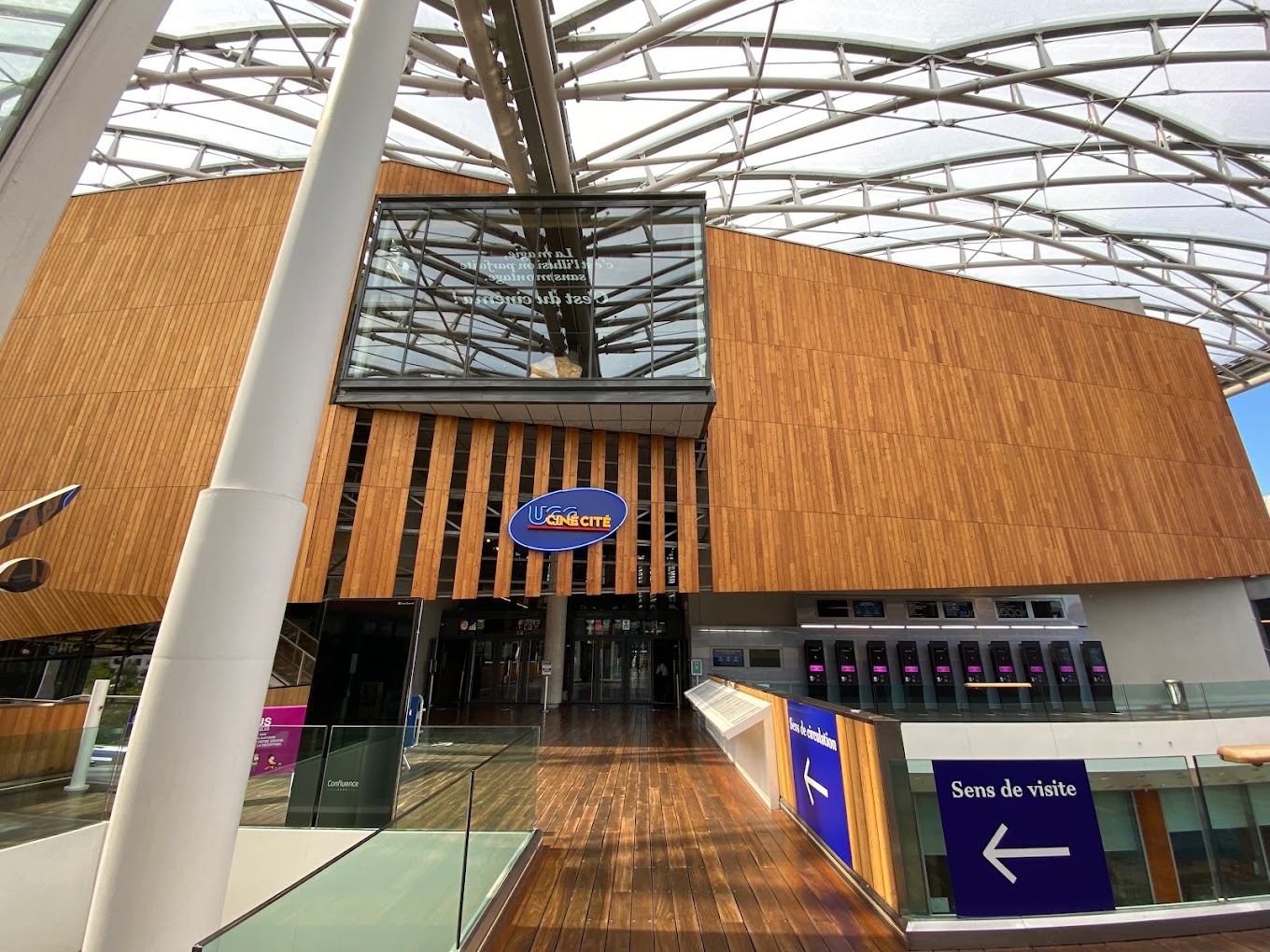 cinéma centre commercial confluence lyon